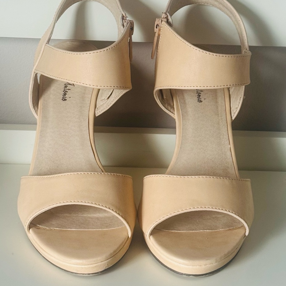Michael Antonio Cream Beige Apricot Color Leather Wedge Sandals Women's Size 8